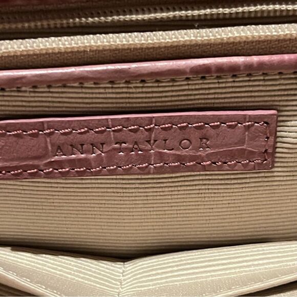 Beautiful Ann Taylor Leather Envelope Clutch Mauve Croc Embossed - Picture 7 of 13